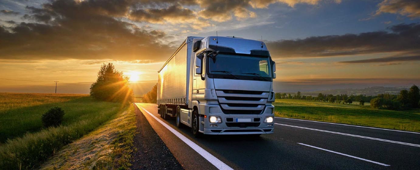 Straßen Transport LKW fährt bei Sonnenuntergang Klima