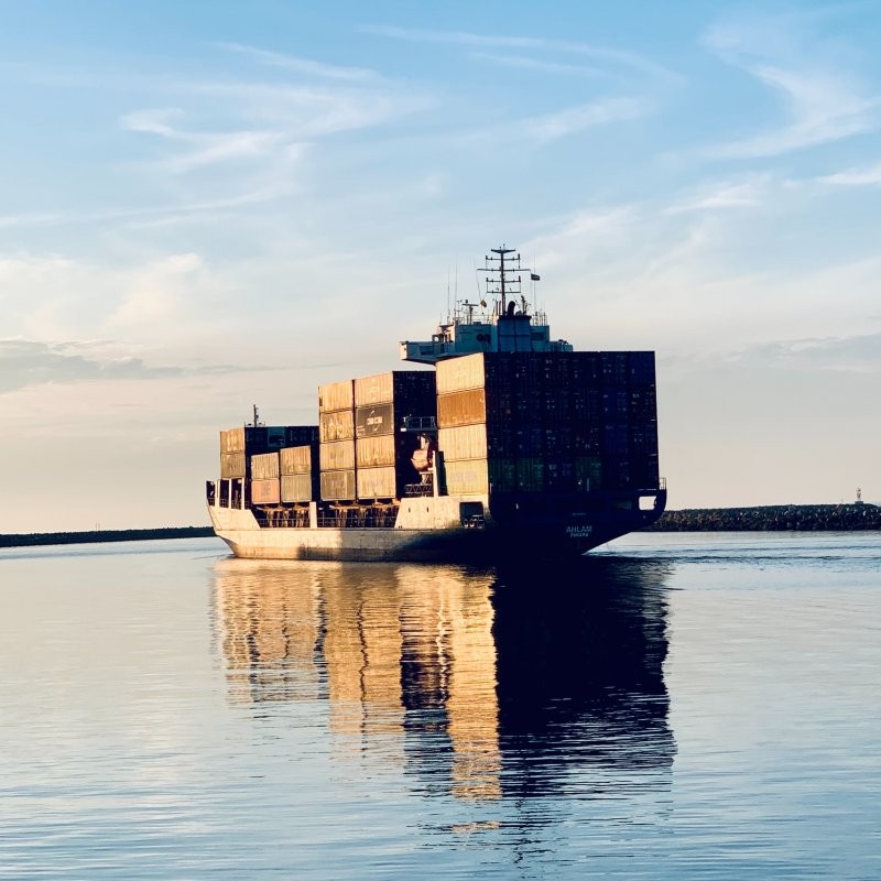 Großes Containerschiff in ruhigen Gewässern unterwegs